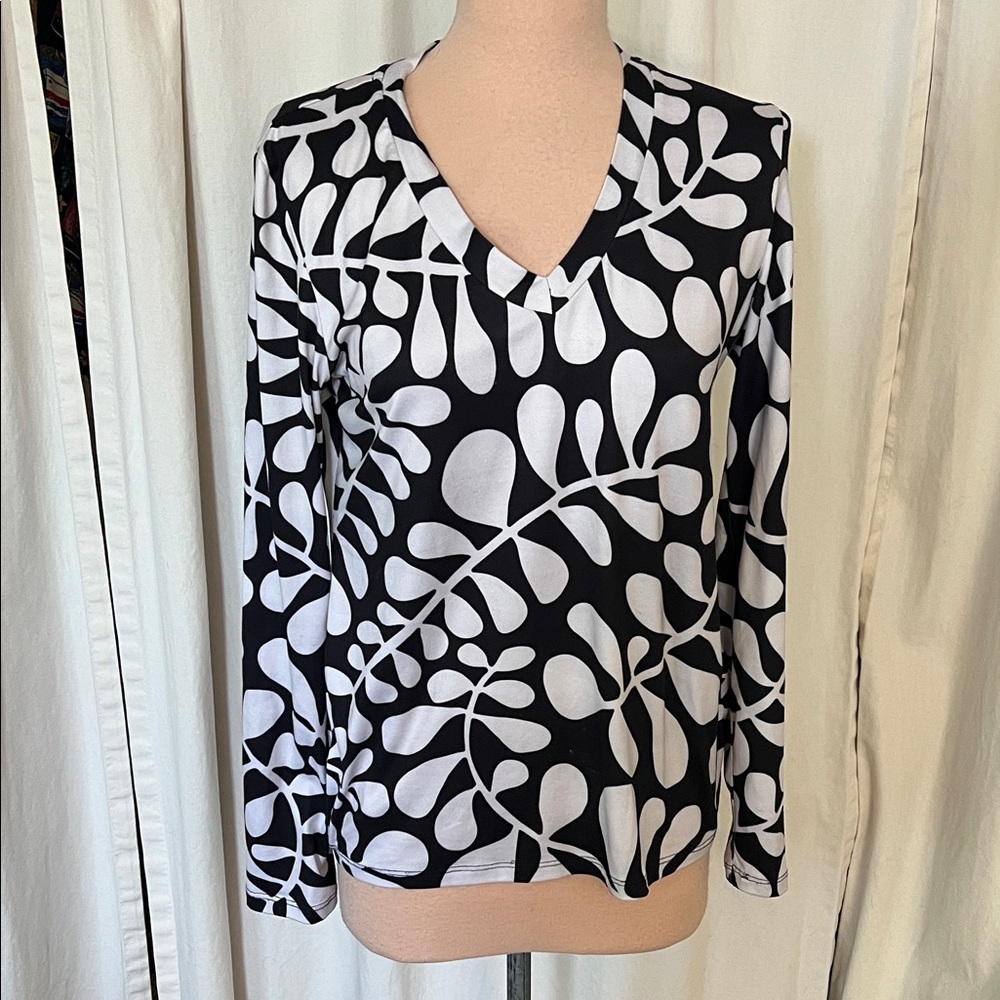 Elegant Black and White Leaf Pattern V-Neck Blouse